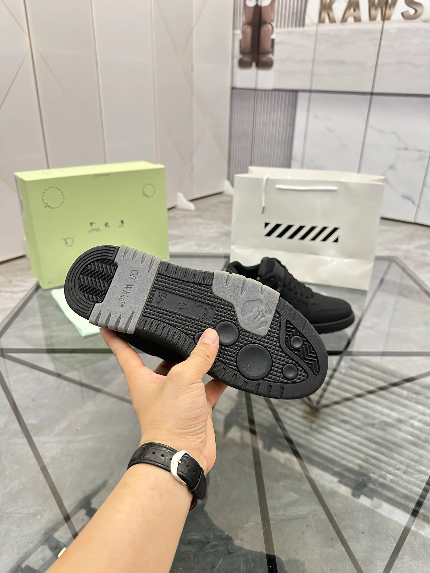 Selling men's shoes 💰: 💰P600¥ High-end top quality (leather buckle plus 10) Product trademark: OFF WHITE * "OFF WHITE*" low-top casual shoes Regular size: 35-45 (can be customized to 46) Couple style Product material: imported first-layer cowhide leather upper, breathable lining, original outsole. No.: H203